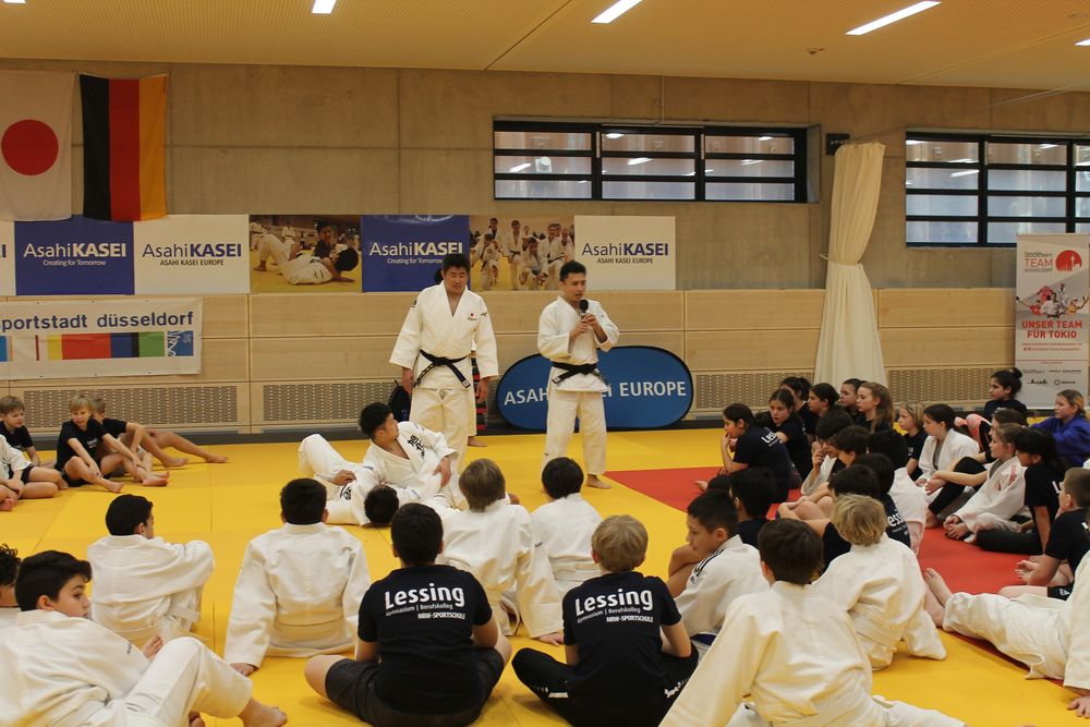 Trainer_zeigen_Griff.jpg - Kinder trainieren bei Judo-Workshop mit international bekanntem Judoka Trainer_zeigen_Griff.jpg - Kinder trainieren bei Judo-Workshop mit international bekanntem Judoka