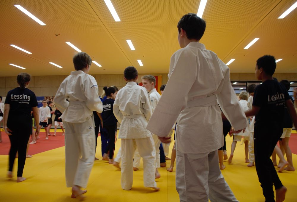 Kinder_in_Anzügen.jpg - Kinder trainieren bei Judo-Workshop mit international bekanntem Judoka Kinder_in_Anzügen.jpg - Kinder trainieren bei Judo-Workshop mit international bekanntem Judoka