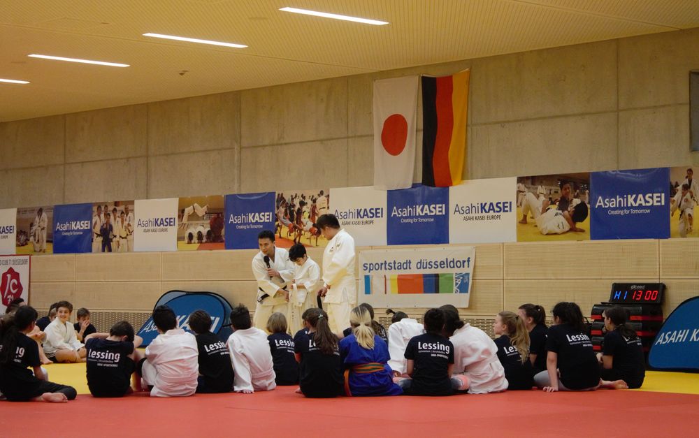 Sitzen_Gurt_binden.jpg - Kinder trainieren bei Judo-Workshop mit international bekanntem Judoka Sitzen_Gurt_binden.jpg - Kinder trainieren bei Judo-Workshop mit international bekanntem Judoka