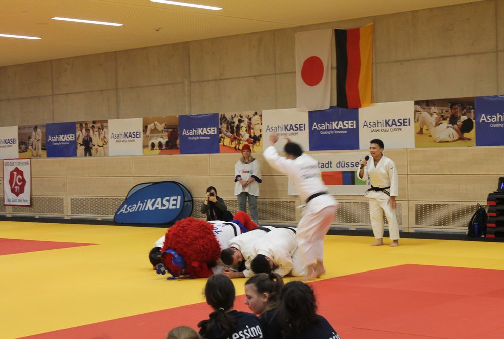 Mann_springt.jpg - Kinder trainieren bei Judo-Workshop mit international bekanntem Judoka Mann_springt.jpg - Kinder trainieren bei Judo-Workshop mit international bekanntem Judoka