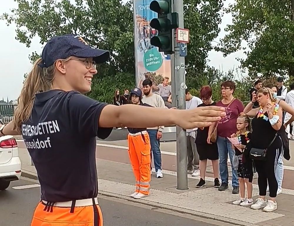 Screenshot_20220723-210717_Video Player.jpg - Gemeinsam für eure Sicherheit – Die Verkehrskadetten auf der Rheinkirmes Die Verkehrskadetten helfen ehrenamtlich bei der Verkehrsführung.