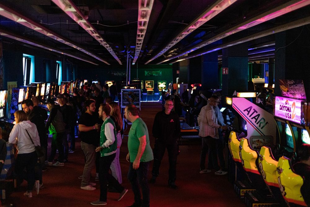 arcade_mitmenschen.jpg - Zocken wie früher: Retro-Gaming-Paradies mit 150+ Spielautomaten bei Insertcoins e.V. in Herne! Ein Öffnungstag kann ziemlich voll werden. (Foto: Insertcoins e.V.)