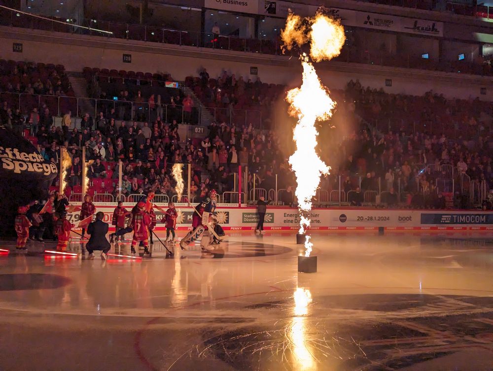 PXL_20231103_182633937.jpg - DEG schafft es nach Sieg gegen Adler Mannheim aus dem Tabellenkeller Zum Start findet wie immer eine feurige Einlaufshow statt II Quelle: Jonas Joisten