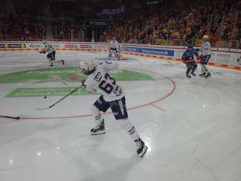 20231103_211716.jpg - DEG schafft es nach Sieg gegen Adler Mannheim aus dem Tabellenkeller 20231103_211716.jpg - DEG schafft es nach Sieg gegen Adler Mannheim aus dem Tabellenkeller