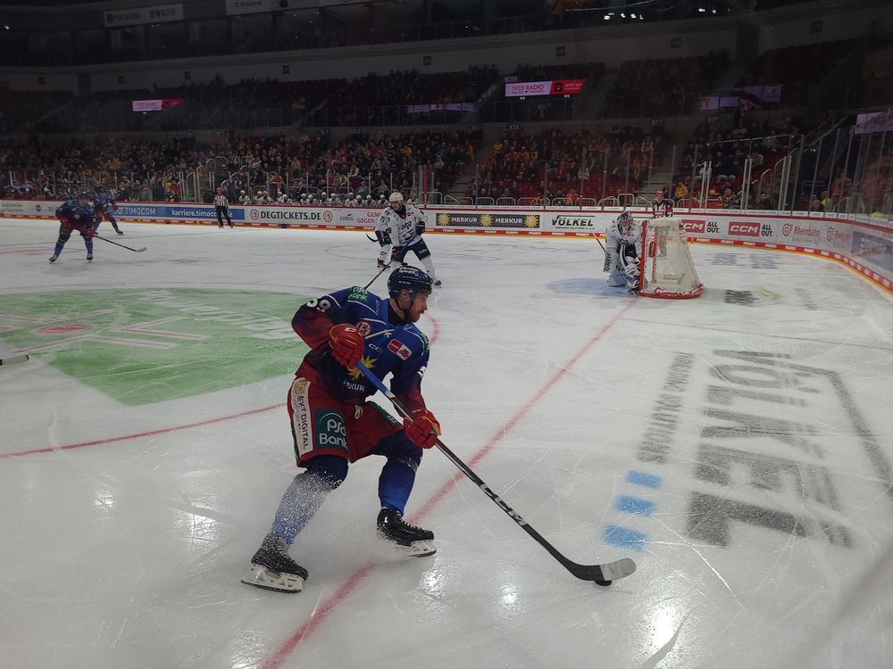 20231103_212710.jpg - DEG schafft es nach Sieg gegen Adler Mannheim aus dem Tabellenkeller 20231103_212710.jpg - DEG schafft es nach Sieg gegen Adler Mannheim aus dem Tabellenkeller