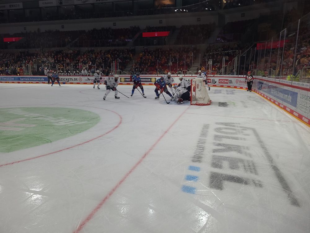 20231103_213534.jpg - DEG schafft es nach Sieg gegen Adler Mannheim aus dem Tabellenkeller 20231103_213534.jpg - DEG schafft es nach Sieg gegen Adler Mannheim aus dem Tabellenkeller