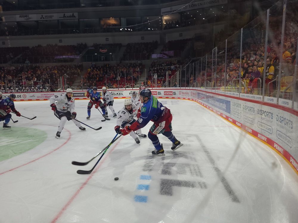 20231103_213506.jpg - DEG schafft es nach Sieg gegen Adler Mannheim aus dem Tabellenkeller 20231103_213506.jpg - DEG schafft es nach Sieg gegen Adler Mannheim aus dem Tabellenkeller