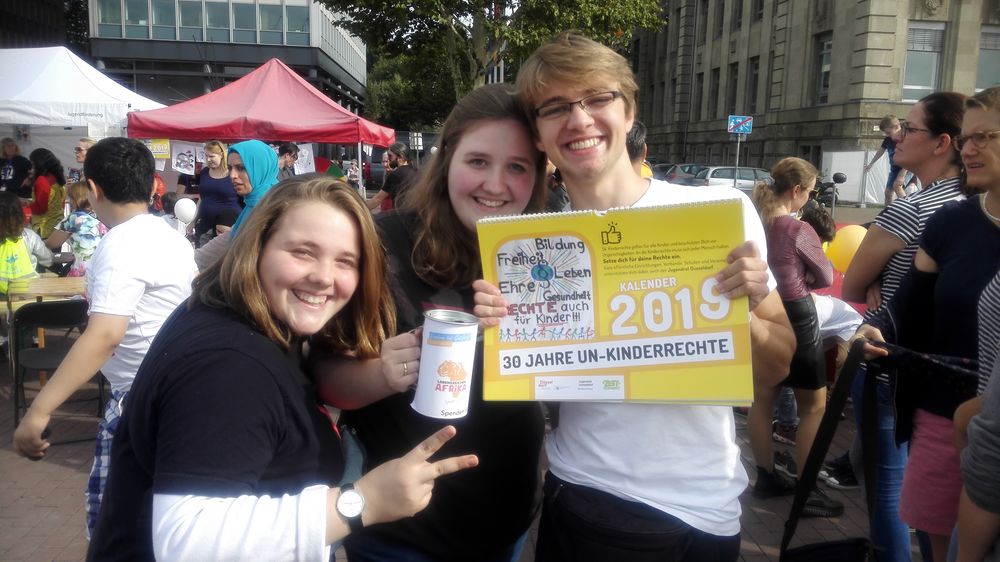 IMG_20180916_155037.jpg - Düsseldorfer Jugendrat präsentiert Kinderrechtekalender 2019 Sina Jansen, Vanessa Jansen und Niklas Kroh präsentieren den Jugendrat-Kinderrechtekalender auf dem Kinderfest zum Weltkindertag
