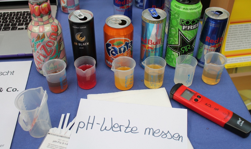 Energie_Drinks.jpg - Schüler forschen mit Bier und Handy-Akkus - marcus Energie_Drinks.jpg - Schüler forschen mit Bier und Handy-Akkus - marcus