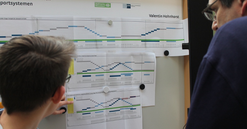 Schüler_stellt_projekt_vor.jpg - Schüler forschen mit Bier und Handy-Akkus - marcus Schüler_stellt_projekt_vor.jpg - Schüler forschen mit Bier und Handy-Akkus - marcus