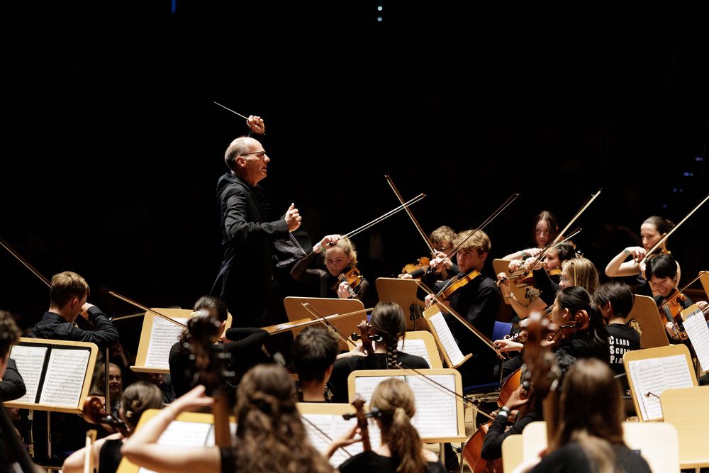 Die "Clara Schumann Players" dirigiert von Prof. Christof Hilger in der Tonhalle. Foto: Susanne Diesner