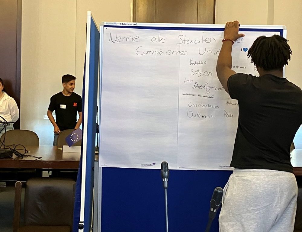 250515_Mein Europa und ich.jpg - "Mein Europa und ich": Schüler*innen gestalten Zukunft im Rathaus Foto: Landeshauptstadt Düsseldorf