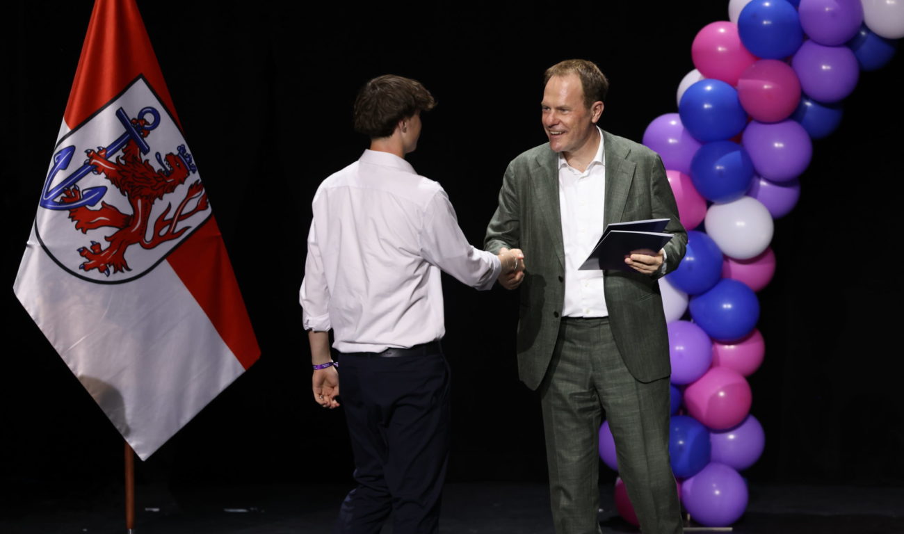 157A6099 Im Rahmen einer feierlichen Veranstaltung hat Oberbürgermeister Stephan Keller den "School Heroes 2025" die Ehrenurkunden persönlich im Schauspielhaus überreicht. (Foto: Landeshauptstadt Düsseldorf / David Young)