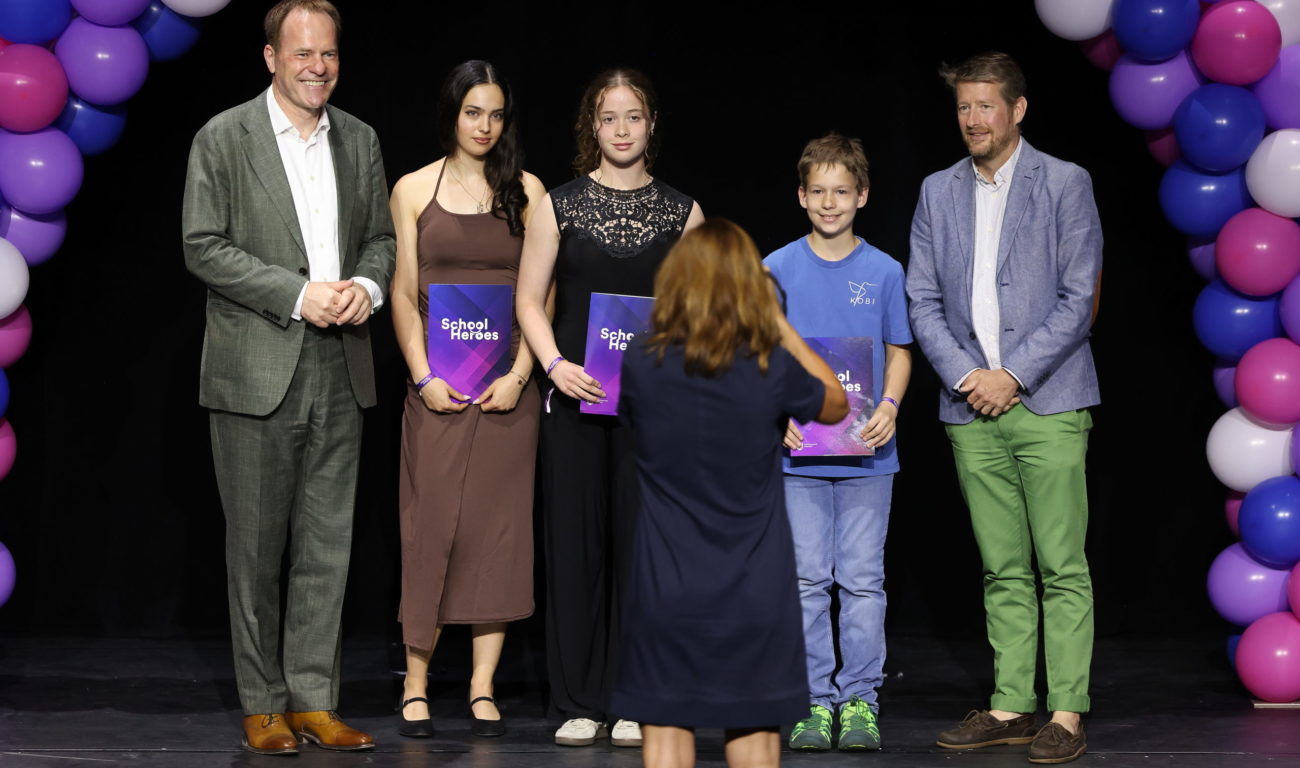 157A6396 Im Rahmen einer feierlichen Veranstaltung hat Oberbürgermeister Stephan Keller (l.) den "School Heroes 2025" die Ehrenurkunden persönlich im Schauspielhaus überreicht. (Foto: Landeshauptstadt Düsseldorf / David Young)