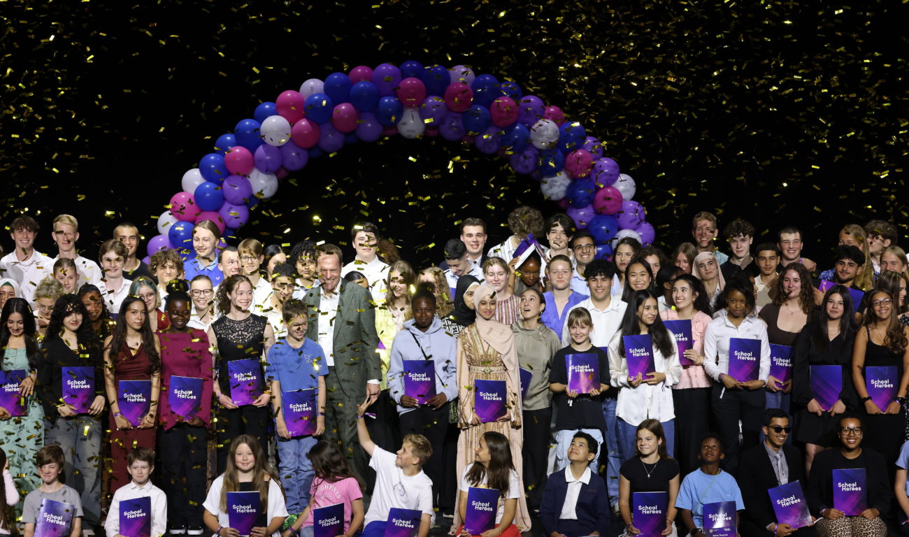 Oberbürgermeister Stephan Keller mit den "School Heroes" 2025. Oberbürgermeister Stephan Keller mit den "School Heroes" 2025. (Foto: Landeshauptstadt Düsseldorf / David Young)