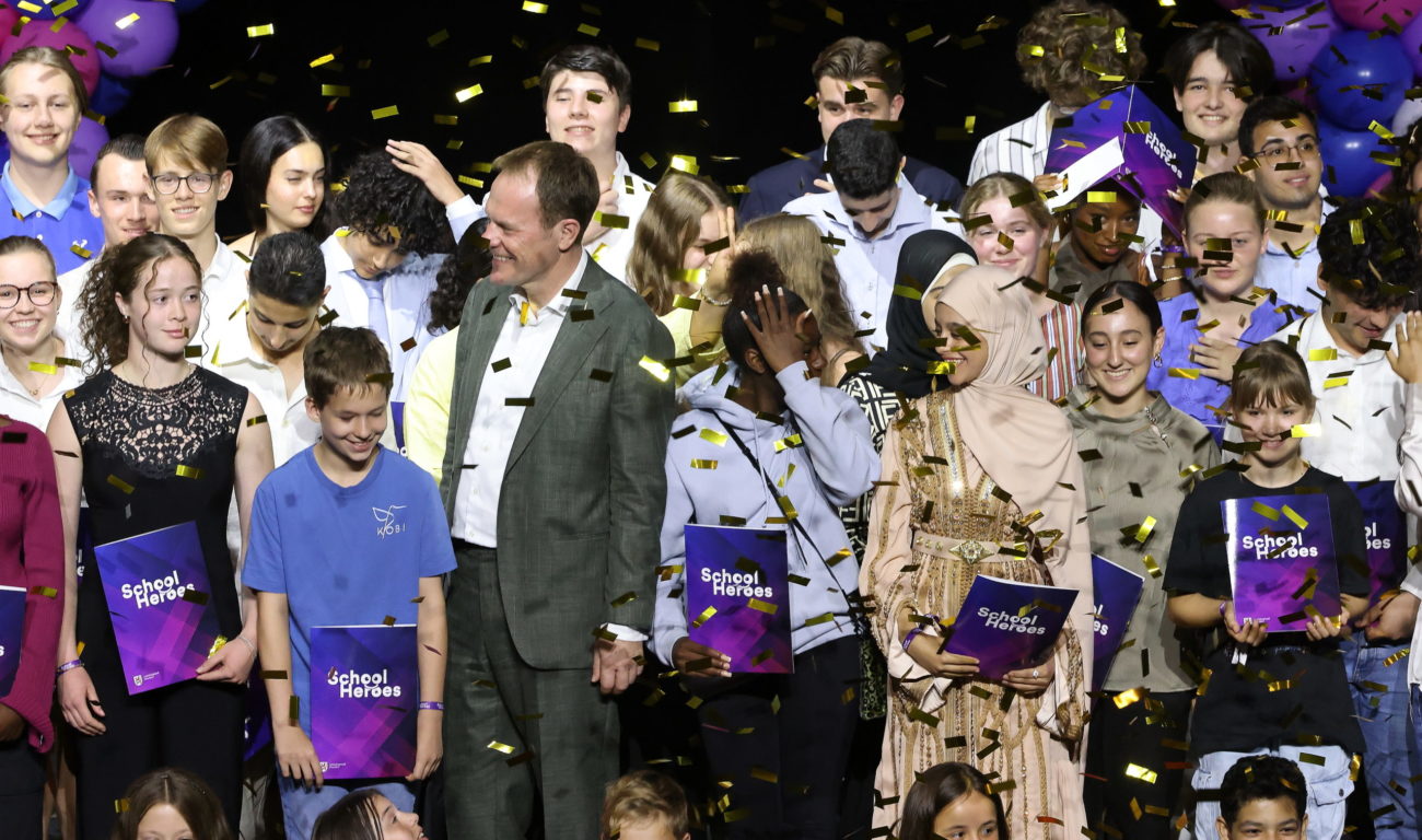 Oberbürgermeister Stephan Keller mit den "School Heroes" 2025. Oberbürgermeister Stephan Keller mit den "School Heroes" 2025. (Foto: Landeshauptstadt Düsseldorf / David Young)