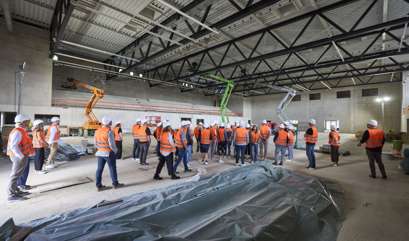 D2C00237 Das Luisen-Gymnasium erhält einen Ersatzneubau an der Völklinger Straße: Das moderne und nachhaltige Schulgebäude wird durch eine wettkampffähige Dreifeldsporthalle mit bis zu 1.200 Zuschauerplätzen ergänzt, die auch durch Sportvereine und für Veranstaltungen genutzt werden kann (Foto: Landeshauptstadt Düsseldorf / Claus Langer)