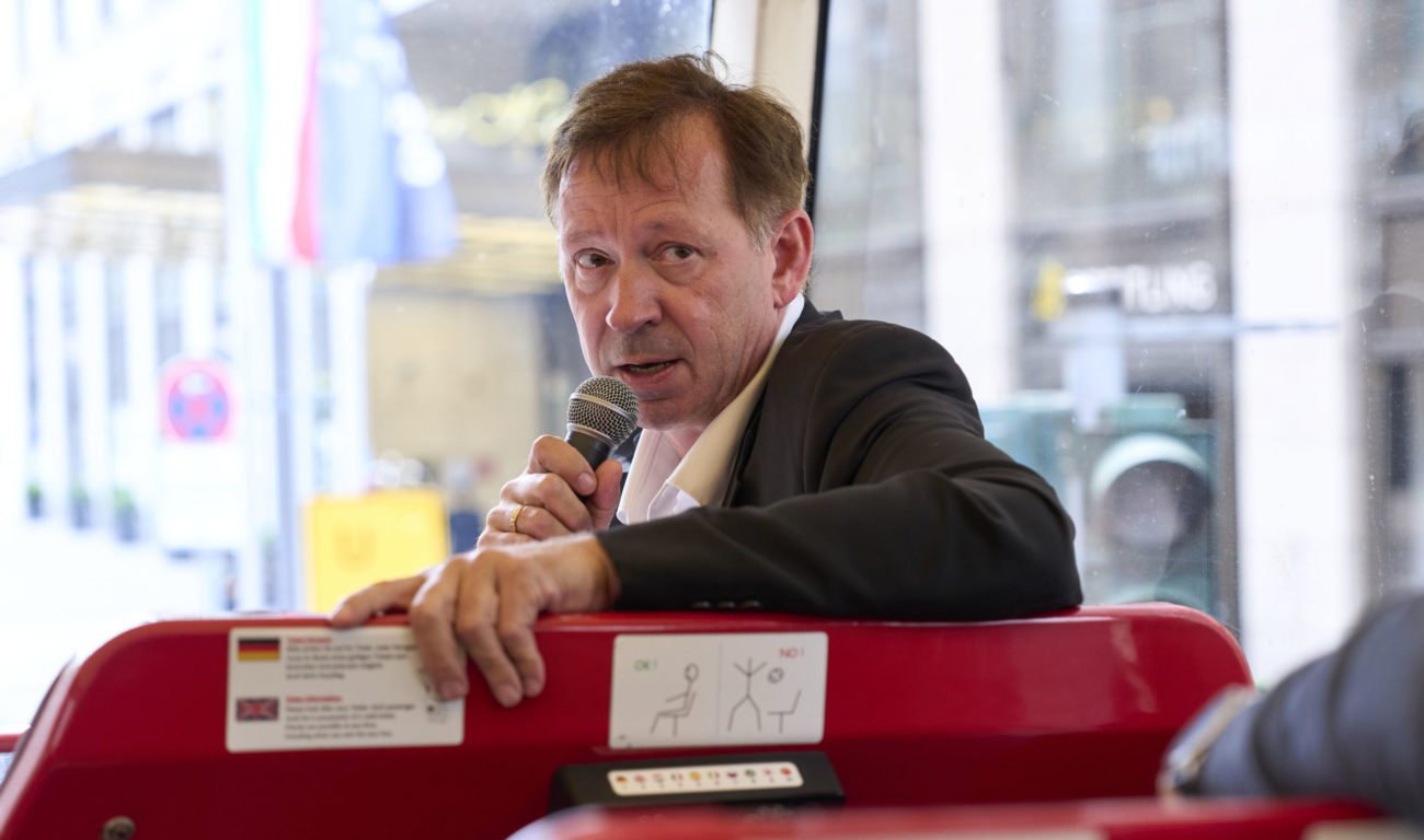 D2C09814 Stadtdirektor Burkhard Hintzsche eröffnete die Pressetour "Düsseldorf macht Schule" mit dem Hop On Hop Off Bus (Foto: Landeshauptstadt Düsseldorf / Claus Langer)