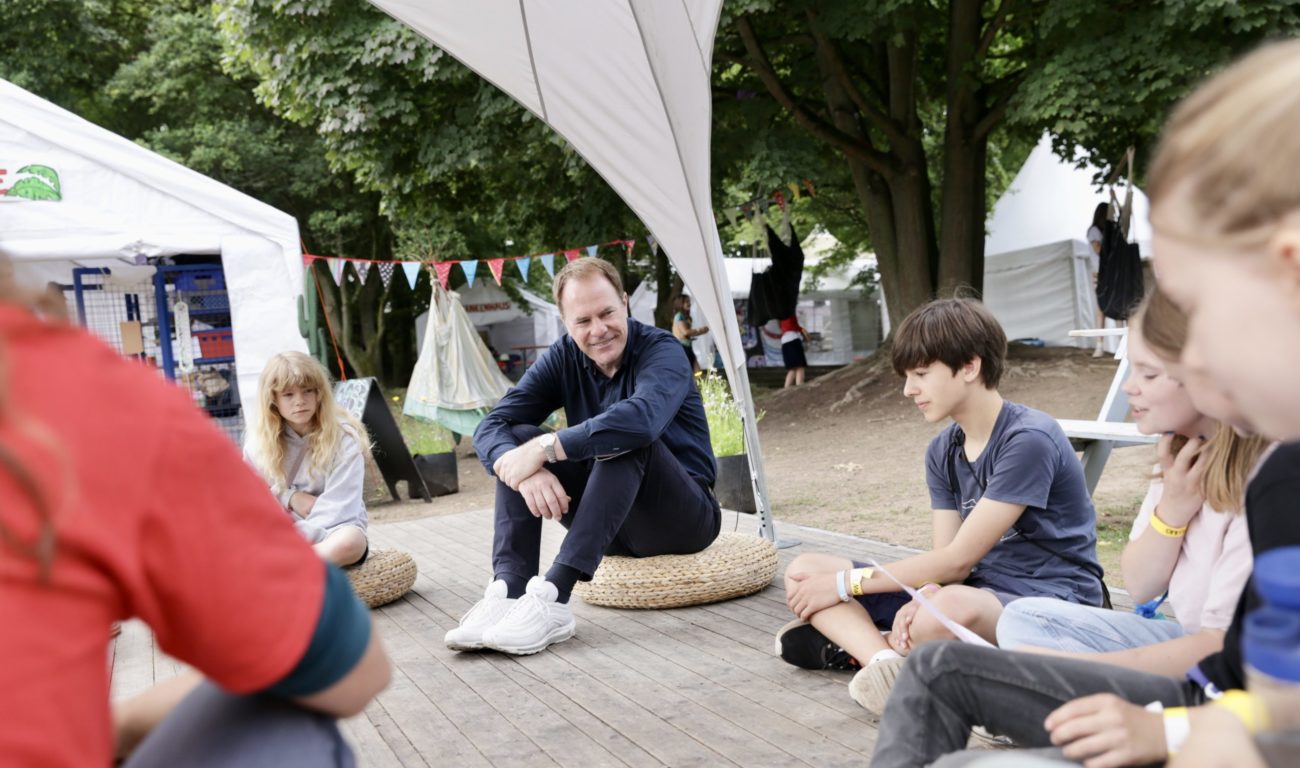 Die Kinder zeigten Keller ihre "Stadtoase" im Düsseldörfchen. (Foto: Landeshauptstadt Düsseldorf / Ingo Lammert)