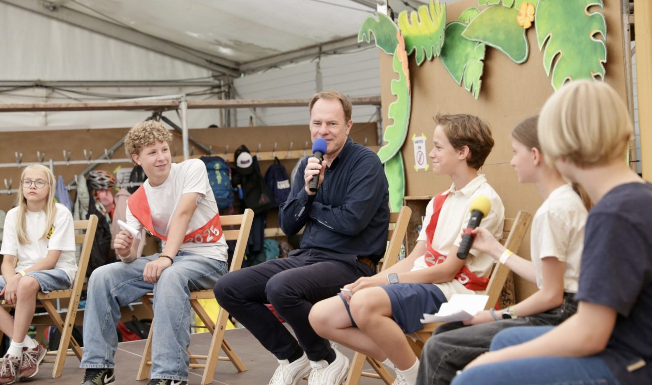Oberbürgermeister Stephan Keller beantwortete beim Besuch im Düsseldörfchen die Fragen der Kinder und Jugendlichen.
