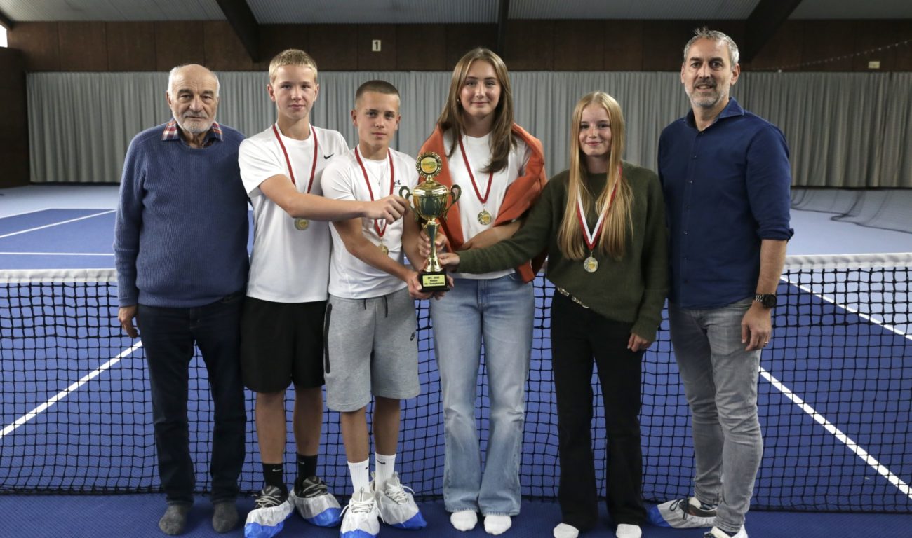 Siegerehrung Partnerstädteturnier Düsseldorf Tennis Friendship Cup 01.08.2025, Siegerehrung Partnerstädteturnier Düsseldorf Tennis Friendship Cup - 1. Platz: Düsseldorf mit Knut Dielmann und Werner Krause (er.) (Foto: Landeshauptstadt Düsseldorf/Ingo Lammert)
