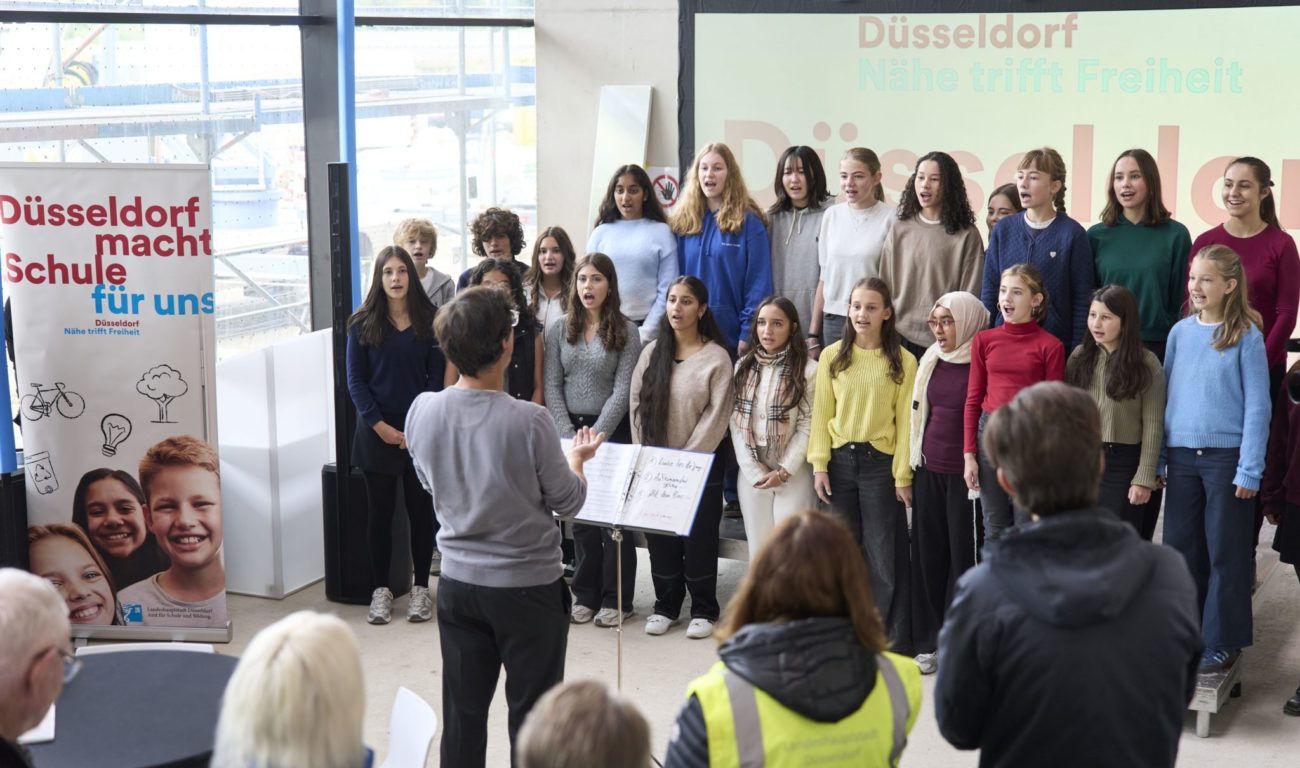 Bei dem Richtfest feierten auch Schüler*innen mit. Sie ziehen zum Schuljahr 2026/27 in das neue Gebäude um. (Foto: Landeshauptstadt Düsseldorf/Claus Langer)