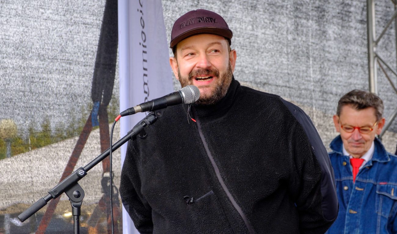 Ort für die Erinnerung und Akzeptanz von geschlechtlicher und sexueller Vielfalt Der Künstler Claus Richter bei der Enthüllung des Denkmals 2021 (Foto: Landeshauptstadt Düsseldorf / Uwe Schaffmeister)