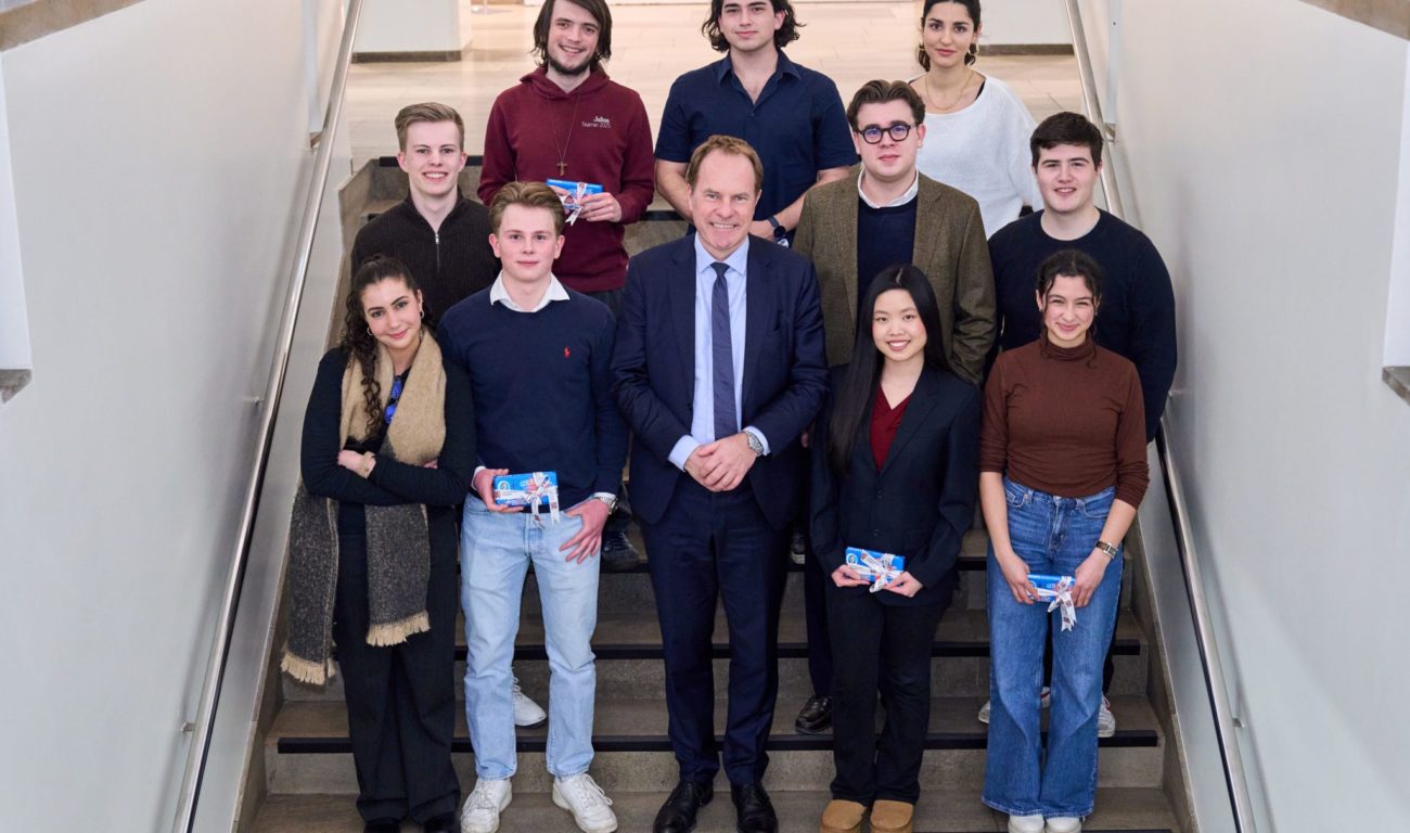 Gruppenfoto alte Mitglieder Oberbürgermeister Keller verabschiedet sich von den ausscheidenden Mitgliedern. (Foto: Landeshauptstadt Düsseldorf/Claus Langer)