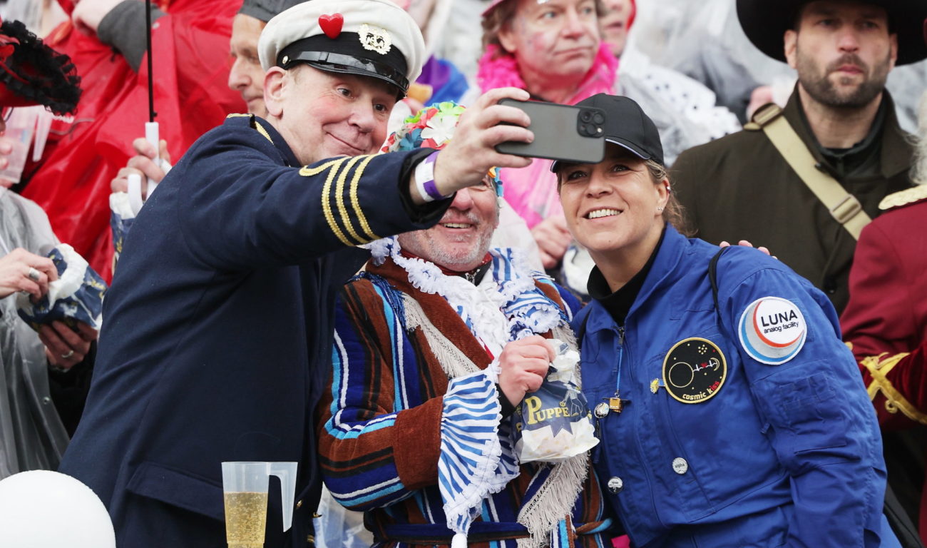 Rosenmontag 2026(12) karneval archiv Jacques Tilly mona neubauer becker kabarettist (Foto: Landeshauptstadt Düsseldorf/David Young)