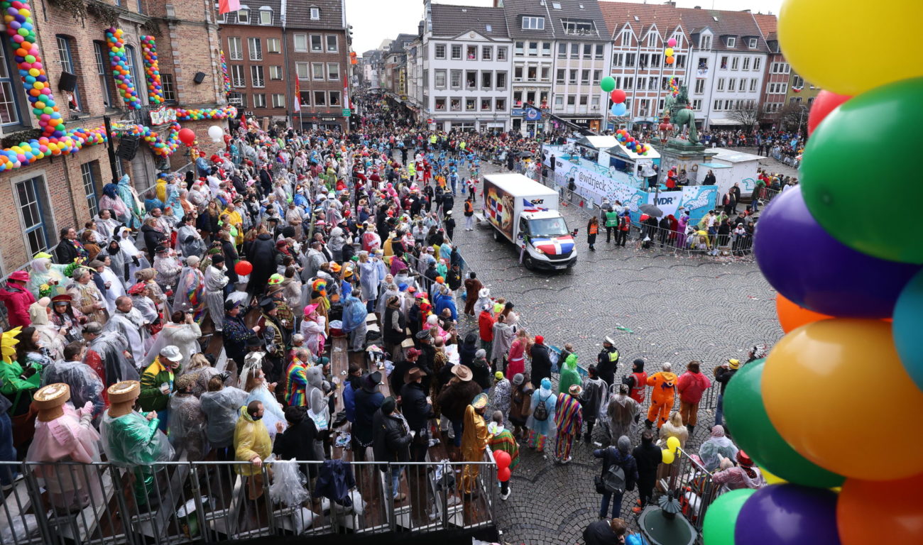 Rosenmontag 2026(4) karneval marktplatz rathaus archiv (Foto: Landeshauptstadt Düsseldorf/David Young)