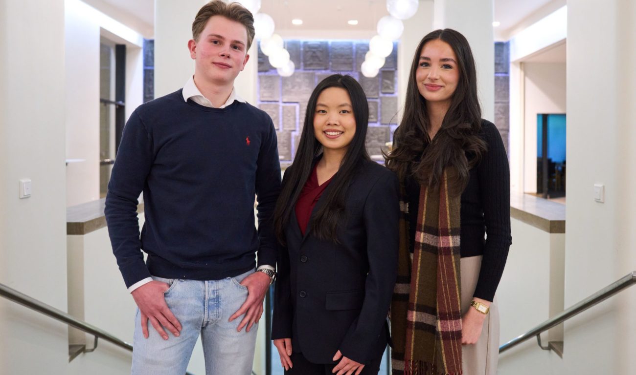 Sprecherinnen- und Sprecherteam Le Minh Chau Truong, Lasse Pelz und Ouissal Zaghdoud. (Foto: Landeshauptstadt Düsseldorf/Claus Langer)