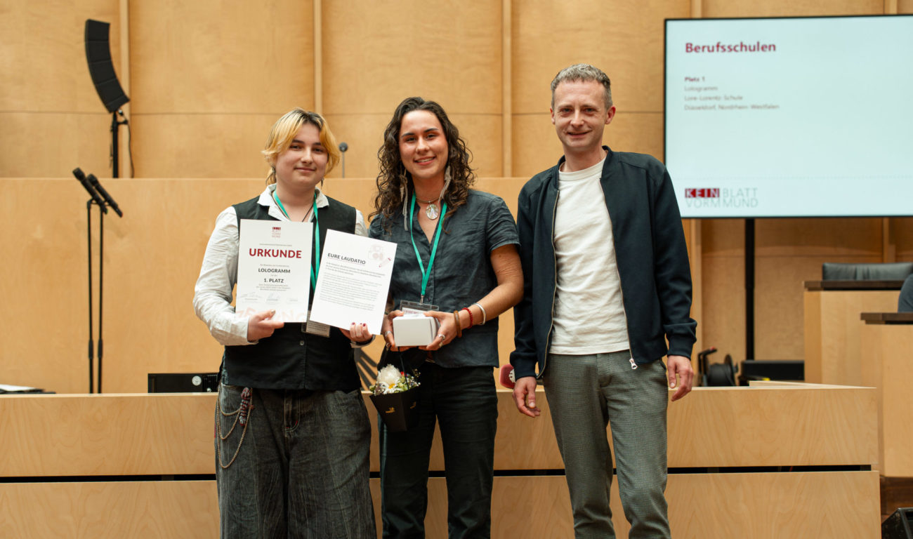 Ekko Finschow, Marleen Schmitz und Laudator Dominik Mai vom Tagesspiegel bei der Preisverleihung im Bundesrat. (Foto: Jugendpresse Deutschland / Anton Schneider (@antonsphotoworld)