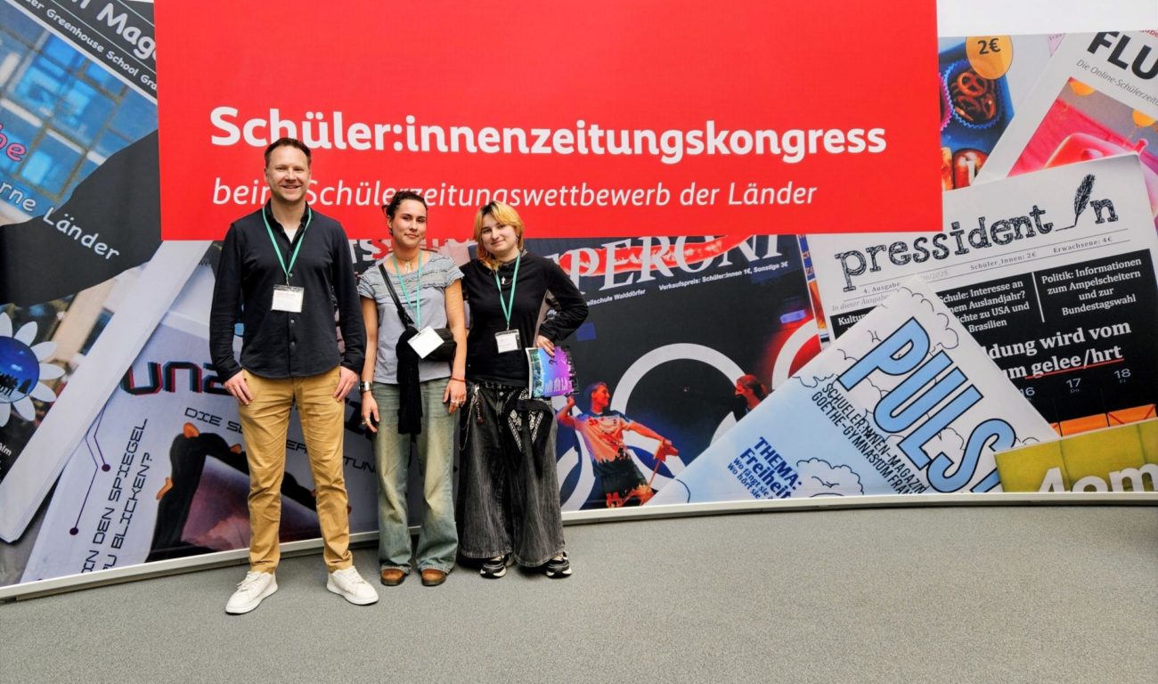 Lehrer Nils Thiermann, Marleen Schmitz und Ekko Finschow beim Schülerzeitungskongress in der 
Friedrich-Ebert-Stiftung. (Foto: Lologramm)