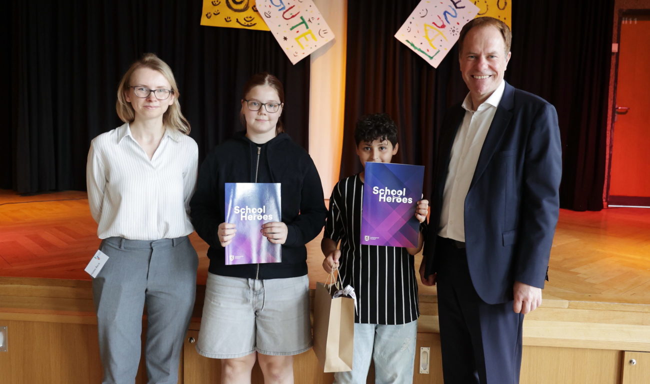 7K3A8655 Bei der Ehrung der School Heroes 2026 in der Mosaikschule (von rechts): Oberbürgermeister Stephan Keller, Khalil Jabelarbi, Lena-Marie Krusch und Schulleiterin Hanna Beck. (Foto: Landeshauptstadt Düsseldorf/David Young)