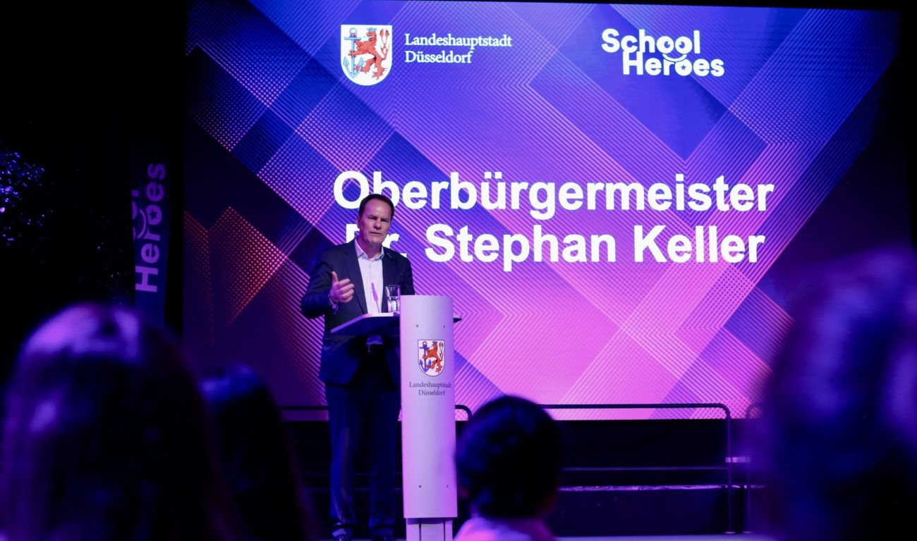 OB Dr. Keller nimmt die Ehrung der "School Heroes" vor Oberbürgermeister Stephan Keller.
(Foto: Landeshauptstadt Düsseldorf/Ingo Lammert)