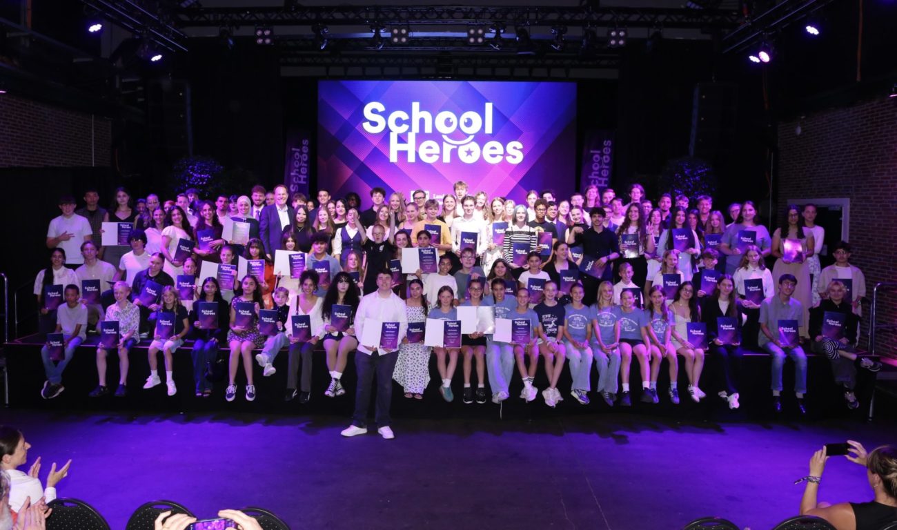 OB Dr. Keller nimmt die Ehrung der "School Heroes" vor (Foto: Landeshauptstadt Düsseldorf/Ingo Lammert)