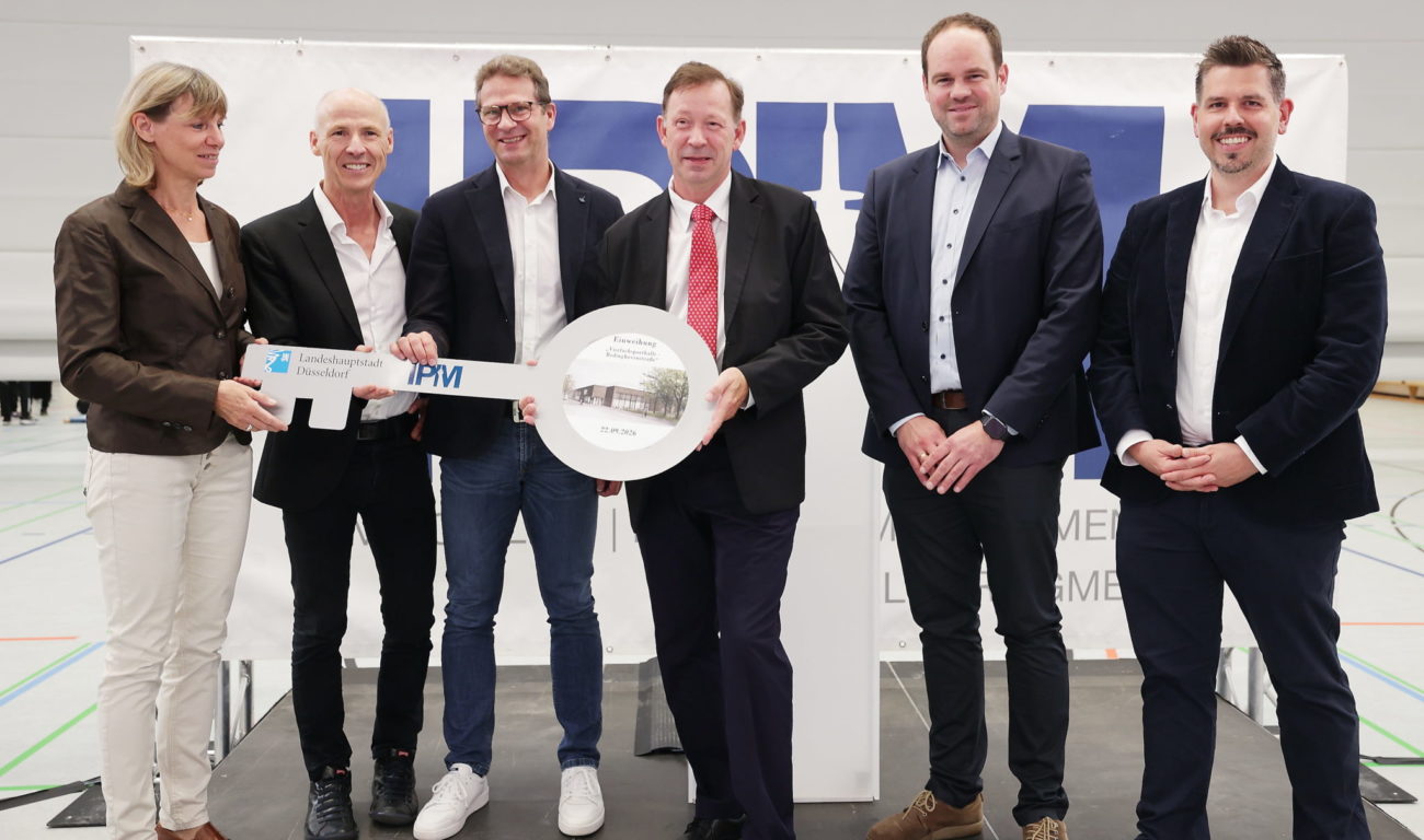 Vierfachsporthalle Bilk Archiv Die offizielle Schlüsselübergabe mit (von rechts): Thomas Schwindowski, stellvertretender Leiter des Amtes für Schule und Bildung, Michael Köhler, technischer Geschäftsführer der IPM, Stadtdirektor Burkhard Hintzsche, Torsten Petter, Schulleiter des Geschwister-Scholl-Gymnasiums, Michael Suermann, Schulleiter des Heinrich-Hertz-Berufskollegs, und Anke Kemmerle, erweiterte Schulleitung des Technischen Berufskollegs Färberstraße. (Foto: Landeshauptstadt Düsseldorf/David Young)
