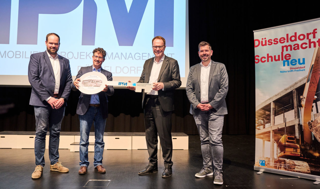 Gymnasium Gerresheim Neubau 2026 Die offizielle Schlüsselübergabe mit Michael Köhler, IPM-Geschäftsführer, Bastian Pollmann, stellvertretender Schulleiter des Gymnasiums Gerresheim, Oberbürgermeister Dr. Stephan Keller. (Foto: Landeshauptstadt Düsseldorf/Claus Langer)